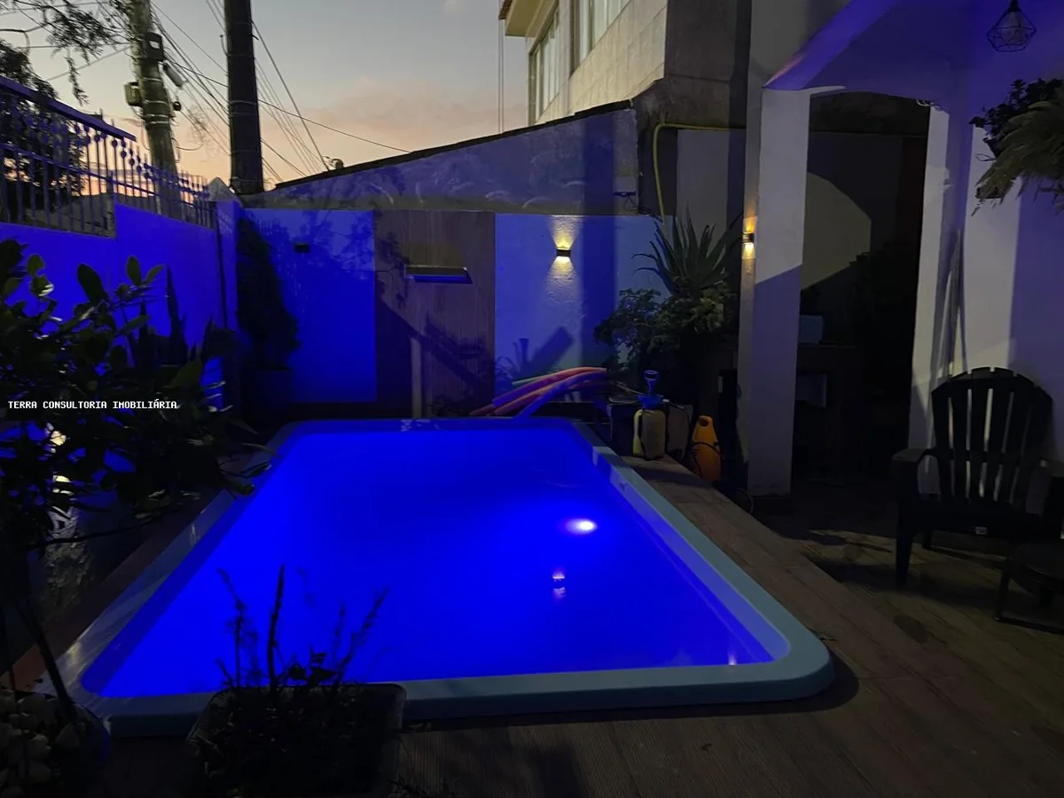 Piscina iluminada de imóvel anunciado pela Terra em Campo Grande